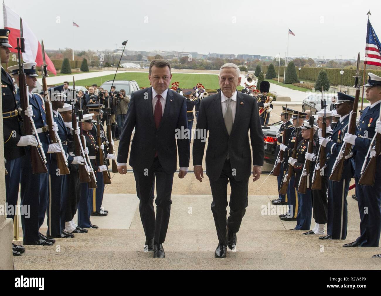 Stati Uniti Il Segretario della Difesa James N. Mattis, risponde con il polacco il Ministro della Difesa di Mariusz Blaszczak al Pentagono, nov. 13, 2018. (DoD Foto Stock