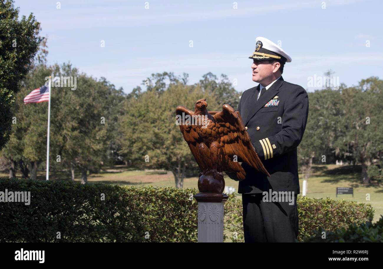 PENSACOLA, Fla. -- Naval Air Station (NAS) Pensacola Opere Pubbliche Officer della Cmdr. Ancelmo McCarthy indirizzo una folla durante il NAS Pensacola Aviation Memorial Chapel Armisitice della cerimonia della Giornata nov. 11. La cerimonia è stata progettata per riconoscere il centenario della fine della prima guerra mondiale I. Foto Stock