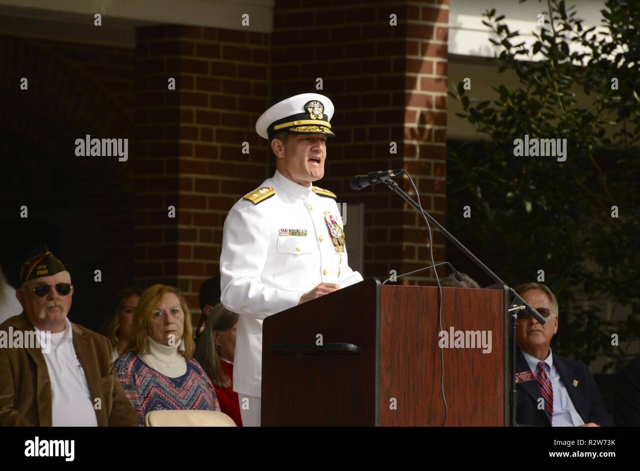 Adm posteriore. Jeffrey Jablon, commander, Gruppo Sommergibili 10, parla a veterani del Consiglio delle Isole d'oro veterani Cerimonia della Giornata. L'Admiral ha sottolineato ricordando i veterani e il loro sacrificio per il nostro paese e ha parlato di deterrenza strategica nel sottomarino navale europea. Naval base sottomarina Kings Bay, Georgia, è la casa di cinque dell'Ohio-classe-balistici sottomarini missile che compongono la maggior parte survivable gamba del missile nucleare triade. Foto Stock