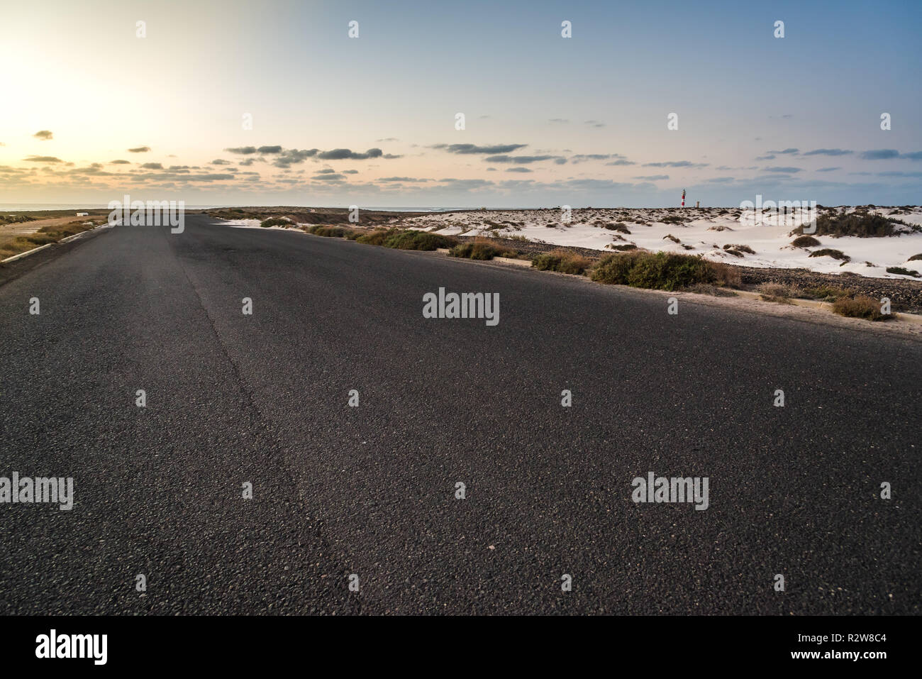 Strada desertico a Fuerteventura al tramonto. Paesaggio vulcanico, Isole Canarie Foto Stock