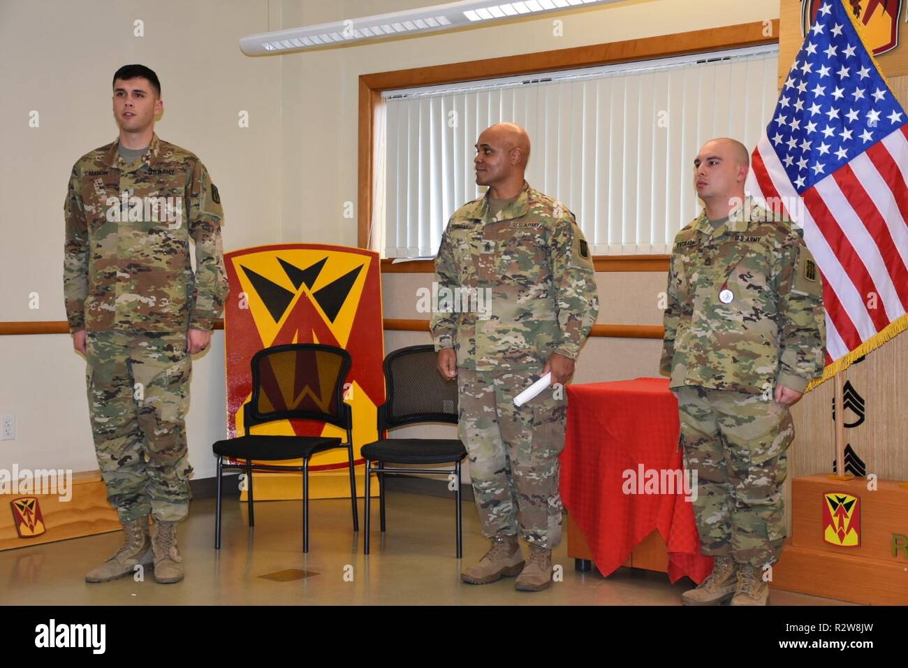Sgt. Thomas maniero era uno di 14 difensori dell'aria da tutto il mondo che si è laureato il 14 novembre dalla classe 701-18 Patriot Master Gunner (PMG) corso tenuto presso Osan Air Base, Corea del Sud, con i senior leader e i membri della famiglia di presenze. Foto Stock
