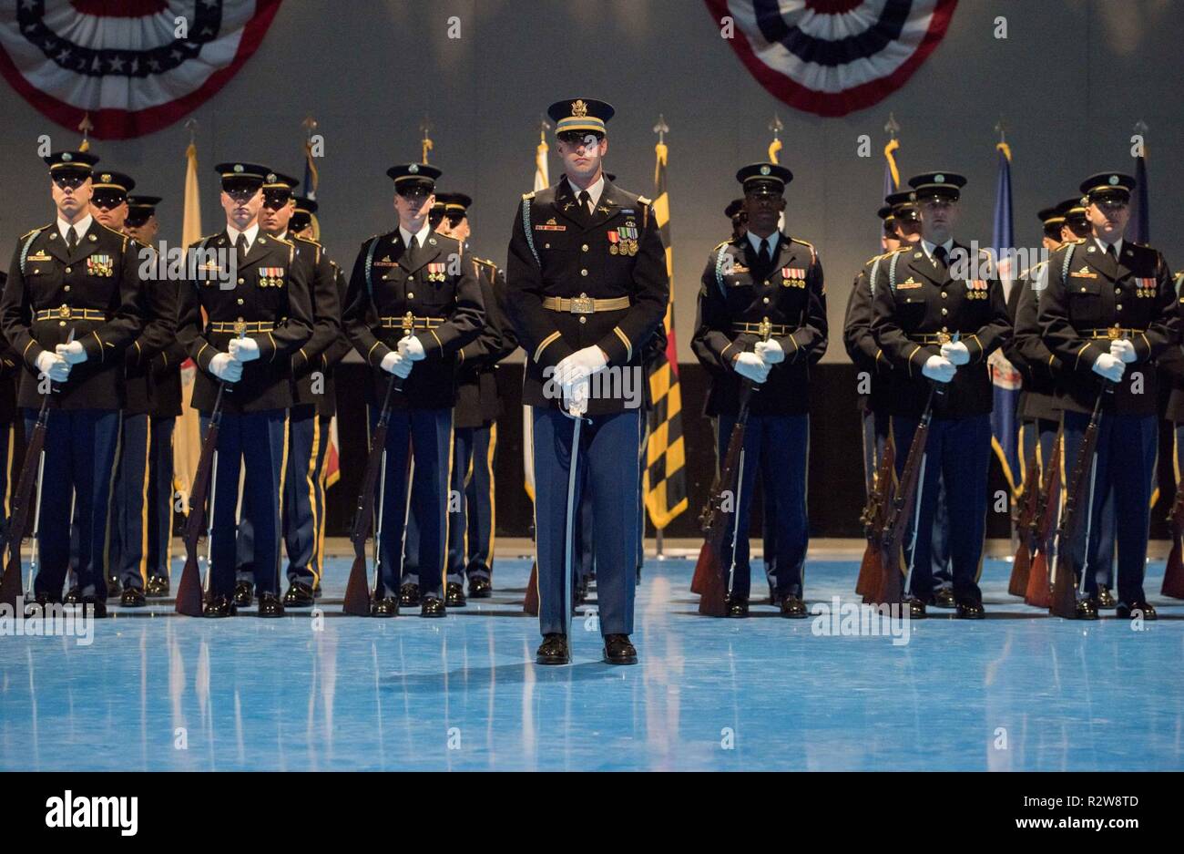 I soldati assegnati al 3D U.S. Reggimento di Fanteria (la vecchia guardia), stand a proprio agio durante una cerimonia di arrivo in sala Conmy su base comune Myer-Henderson Hall, Va., nov. 13, 2018. La cerimonia si è svolta per generale Riho Terras, comandante delle forze di difesa dell'Estonia. Foto Stock