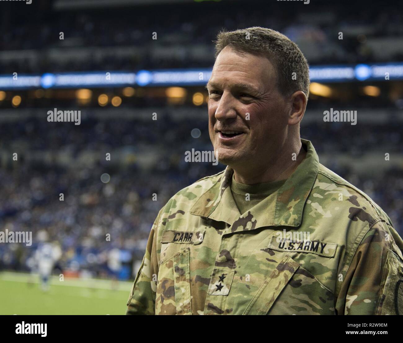 Il Mag. Gen. Courtney P. Carr, Indiana Guardia Nazionale aiutante generale, sorge nel fine zona di Lucas Oil Stadium di Indianapolis, nov. 11, 2018. Carr era presente per Indianapolis Colts la Giornata dei veterani del gioco del calcio vs. Jacksonville Jaguars. Foto Stock