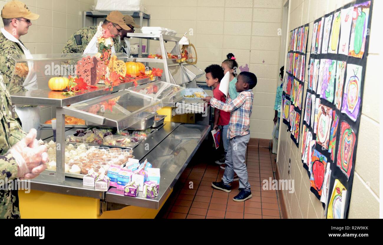 E Ohio-classe-balistico missile submarine USS Maryland (SSBN 738) blu equipaggio servire gli studenti e le loro famiglie a Woodbine Scuola Elementare annuale della cena Turkey-Day in Woodbine, Georgia. La barca è membri di equipaggio volontario presso la scuola più volte in un anno come parte di un adottare un programma scolastico. Il Maryland è uno dei cinque Ohio-classe-balistici sottomarini missile che compongono la maggior parte survivable gamba del missile nucleare triade di stanza a Naval base sottomarina Kings Bay, Georgia. Foto Stock