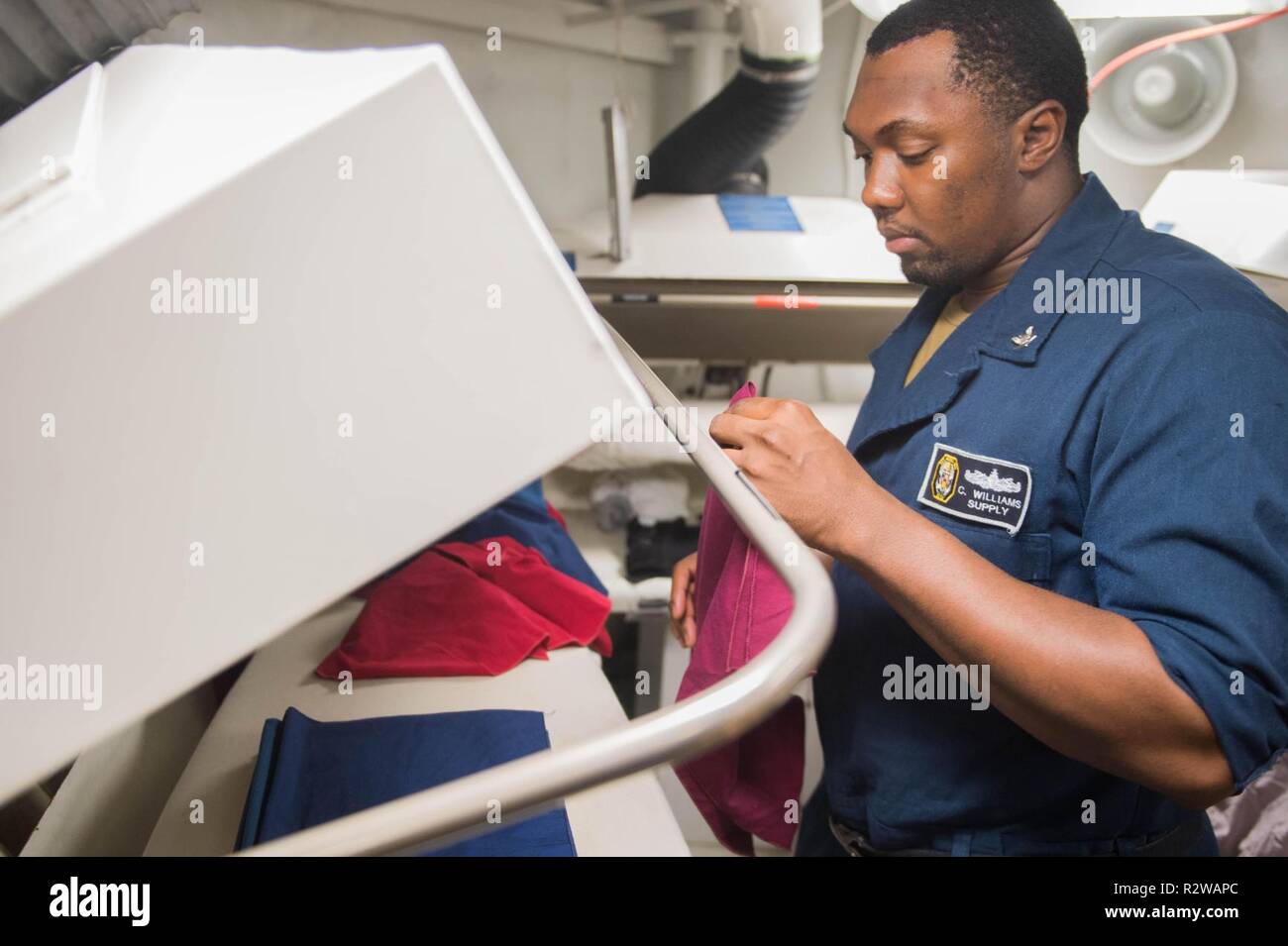 Oceano Pacifico (ott. 31, 2018) della nave 3 Veteran Class Corey Williams, da Jacksonville, Florida, presse tovaglioli per la confusione dei ponti a bordo della Ticonderoga-class guidato-missili cruiser USS Mobile Bay (CG 53). Mobile Bay è in corso conducendo le operazioni di routine come parte del Carrier Strike gruppo (CSG) 3 negli Stati Uniti Flotta del Pacifico area di operazioni. Foto Stock