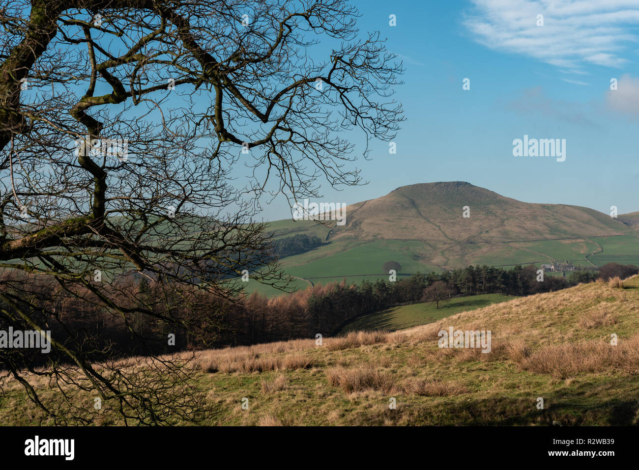 Vista di una lontana Shutlingsloe hill nel Cheshire, il Parco Nazionale di Peak District. Foto Stock