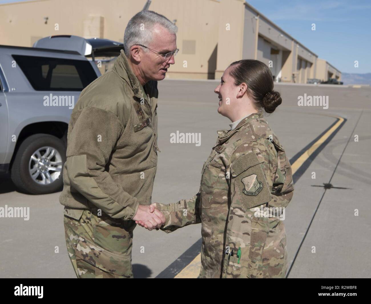 Gen. Paolo Selva, vice presidente del Comune di capi di Stato Maggiore, monete Tech. Sgt. Whitney O'Neill, 49th ala specialista di protocollo, Novembre 14, 2018 a Holloman Air Force Base, N.M. Selva visitato Holloman e White Sands Missile Range novembre 13 a 14. Foto Stock