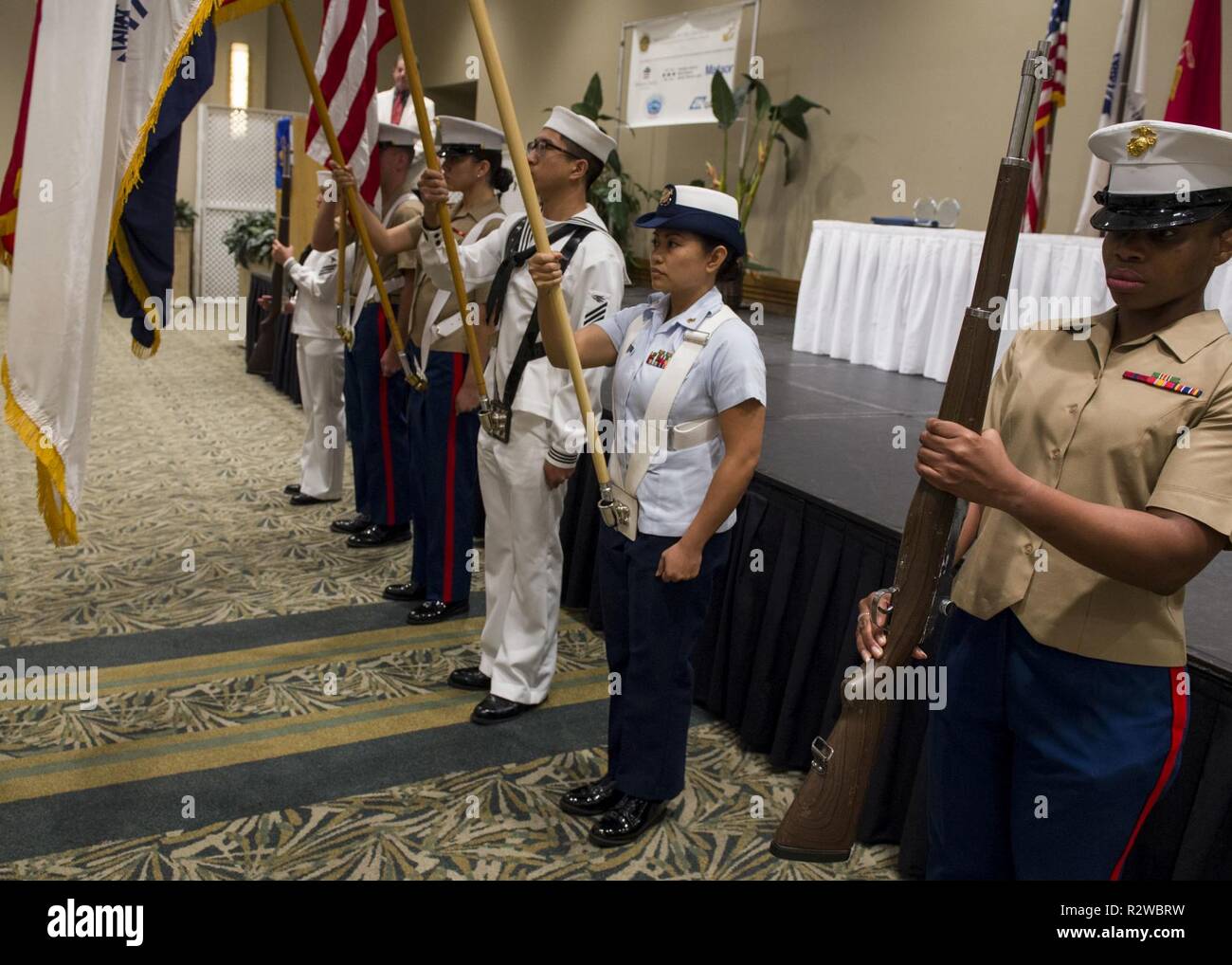 HONOLULU (nov. 15, 2018) i servizi di mare Color Guard sfilate i colori prima della Lega Navale degli Stati Uniti Honolulu Consiglio 58th annuale Servizi di mare cerimonia di premiazione. I successi di eventi top performer NEGLI STATI UNITI Navy, Marine Corps e Guardia Costiera. Foto Stock