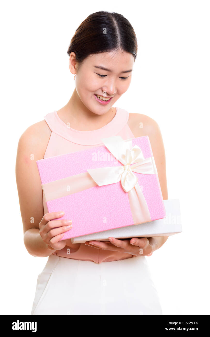 Studio shot di giovani felici donna asiatica sorridere mentre apertura gif Foto Stock