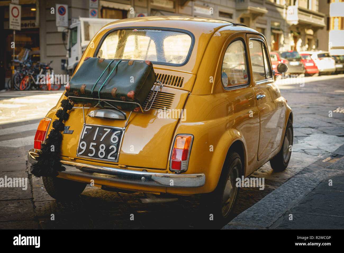 Firenze, Italia - Febbraio, 2019. Vintage Giallo Fiat 500 parcheggiato in strada del centro storico. Foto Stock