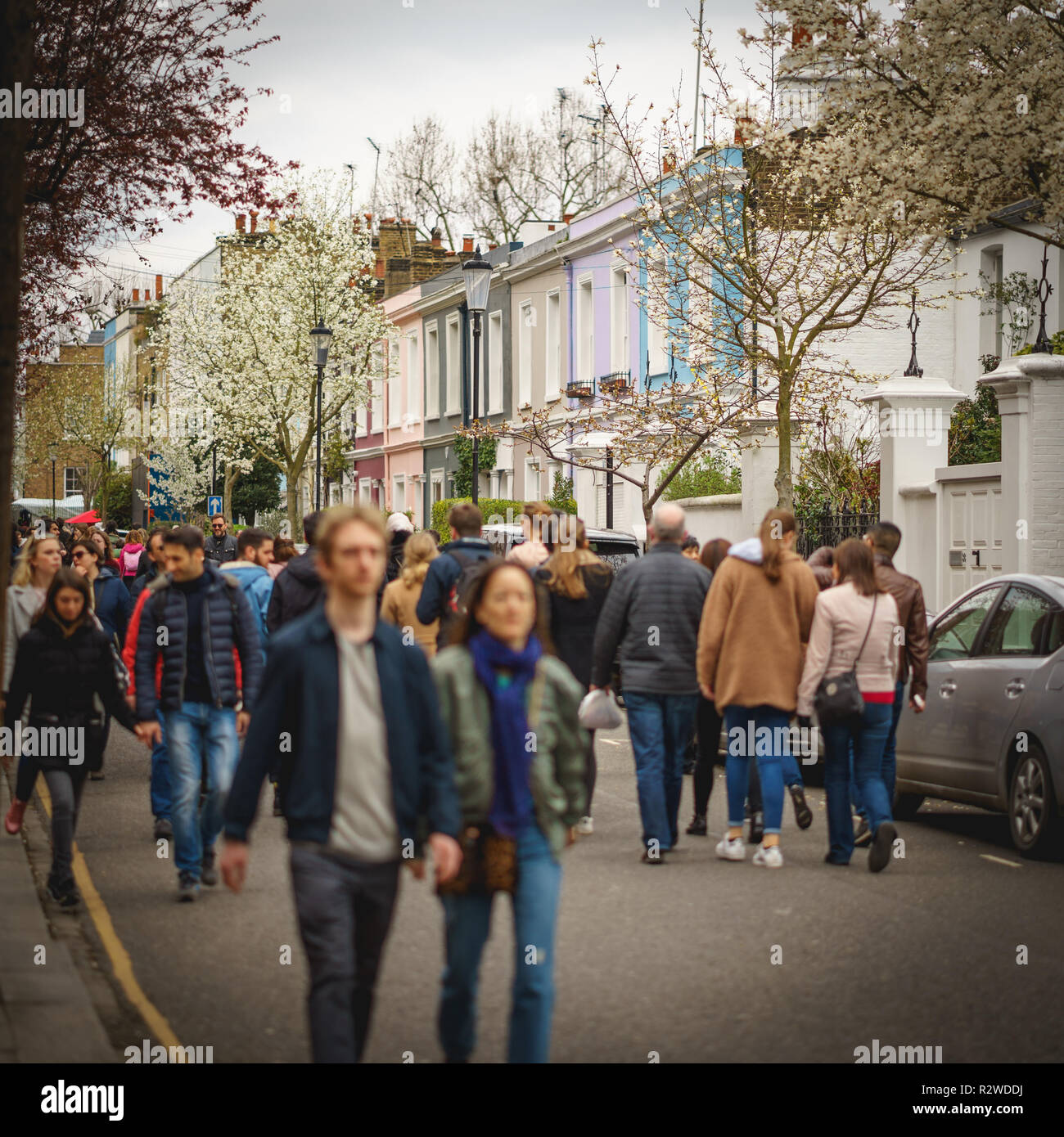 London, Regno Unito - Febbraio, 2019. La folla di turisti e di gente del luogo in Portobello Road, il mondo il più grande mercato di antiquariato che si tiene ogni domenica in Notting Hill. Foto Stock