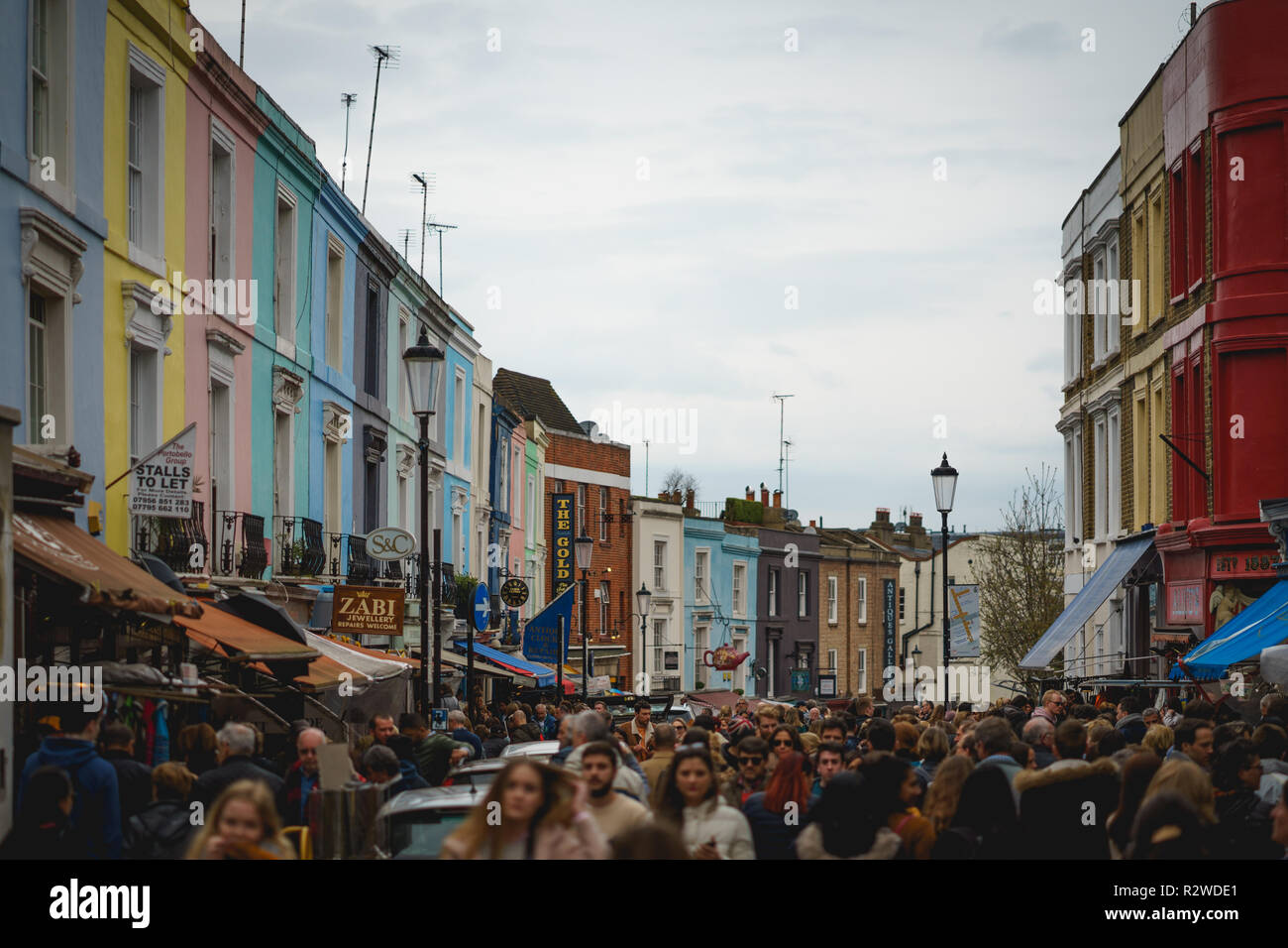 London, Regno Unito - Febbraio, 2019. La folla di turisti e di gente del luogo in Portobello Road, il mondo il più grande mercato di antiquariato che si tiene ogni domenica in Notting Hill. Foto Stock