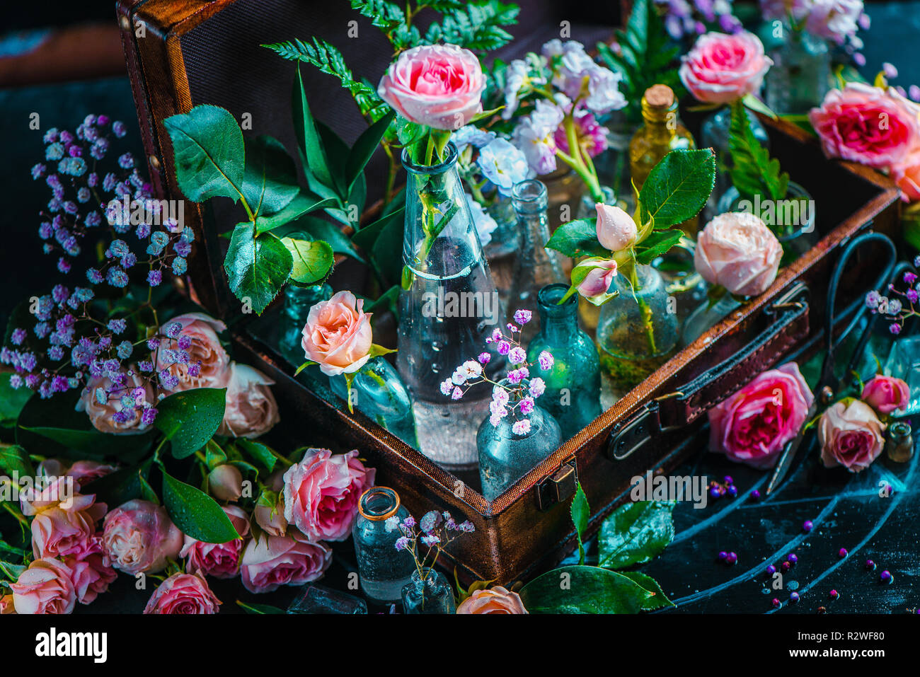 Flower Collection Immagini & Flower Collection Fotos Stock profumi donna con boccetta sfericaviola