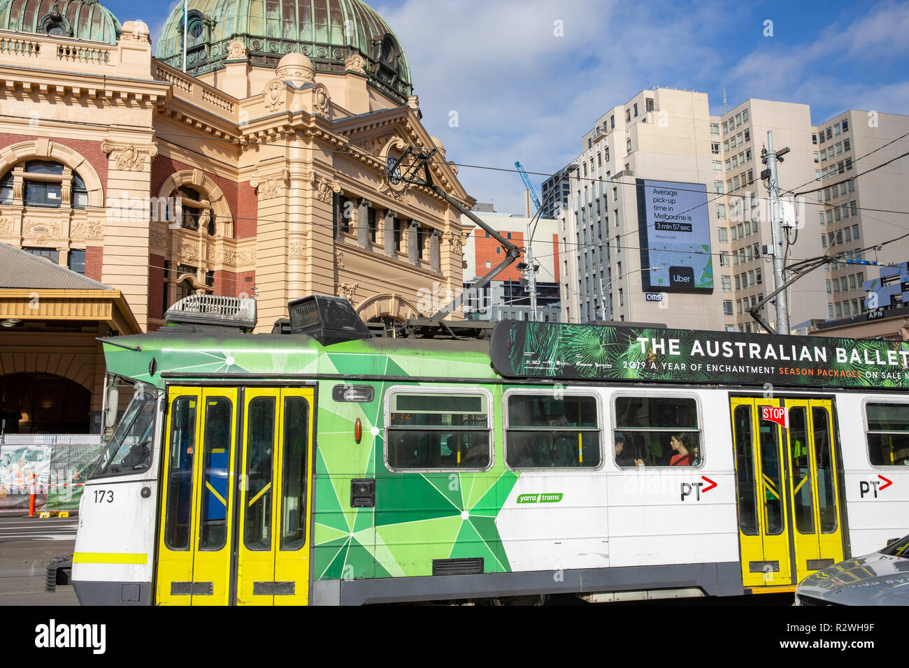 Melbourne i mezzi di trasporto pubblico Il tram passa la Flinders Street stazione ferroviaria nel CBD di Melbourne, Victoria, Australia Foto Stock