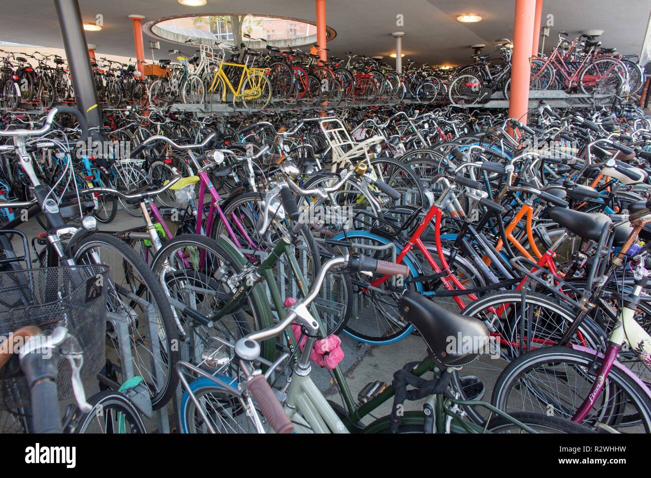 Il parcheggio per le bici a Groningen stazione ferroviaria centrale Foto Stock