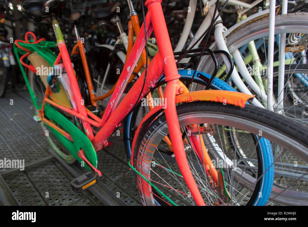 Il parcheggio per le bici a Groningen stazione ferroviaria centrale Foto Stock
