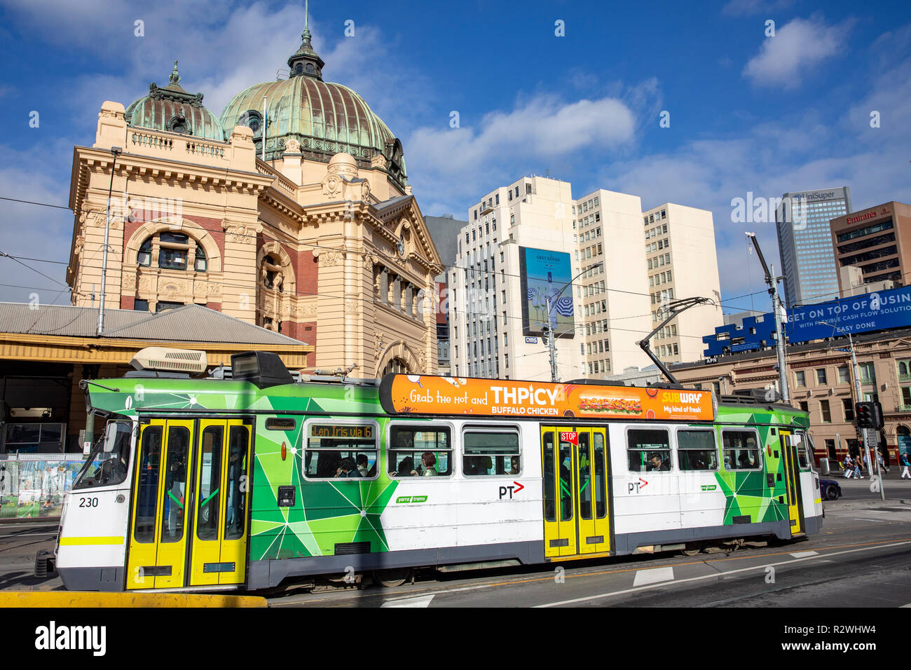 Melbourne i mezzi di trasporto pubblico Il tram passa la Flinders Street stazione ferroviaria nel CBD di Melbourne, Victoria, Australia Foto Stock