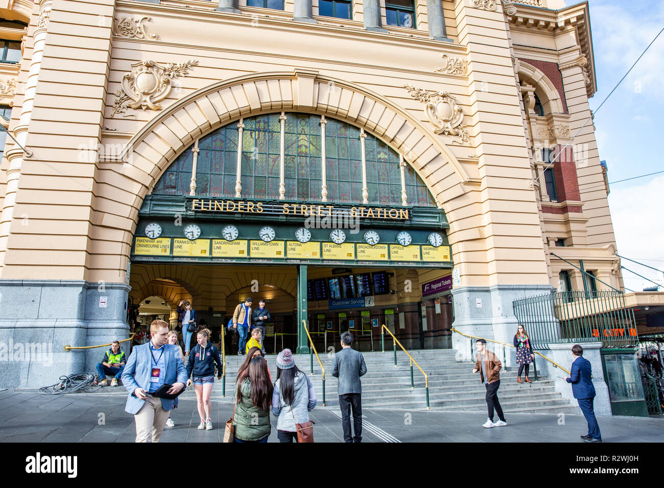 I pendolari e i viaggiatori al di fuori di Flinders Street stazione ferroviaria di Melbourne nel centro della città,Victoria, Australia Foto Stock