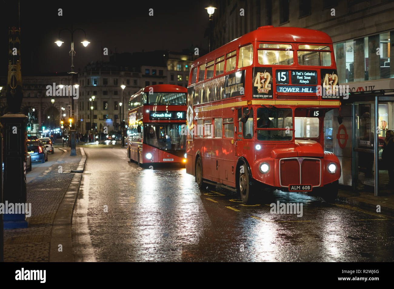 London, Regno Unito - Febbraio, 2019. Un vintage red double-decker bus (Routemaster) in una strada nel centro di Londra. Foto Stock
