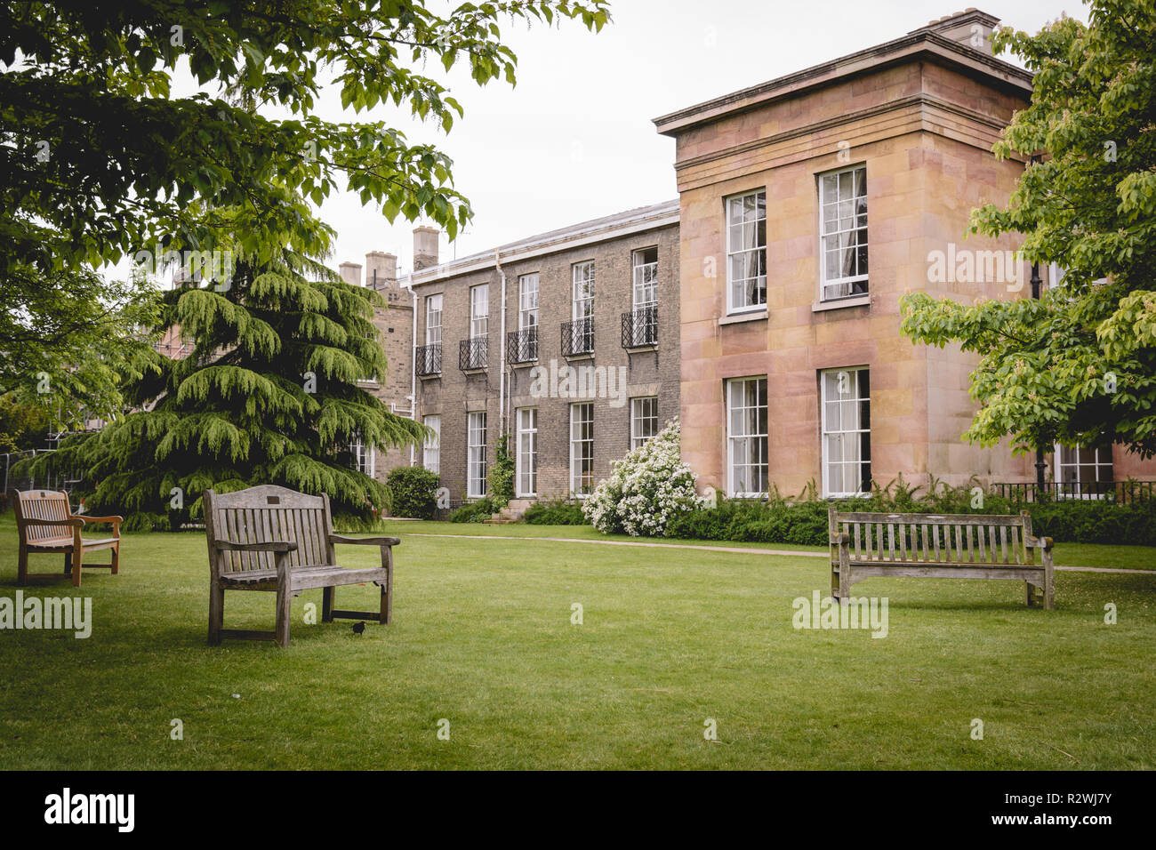 Cambridge, Regno Unito - Febbraio, 2019. Banchi vuoti nel giardino del Downing College, un costituente college della University of Cambridge. Foto Stock