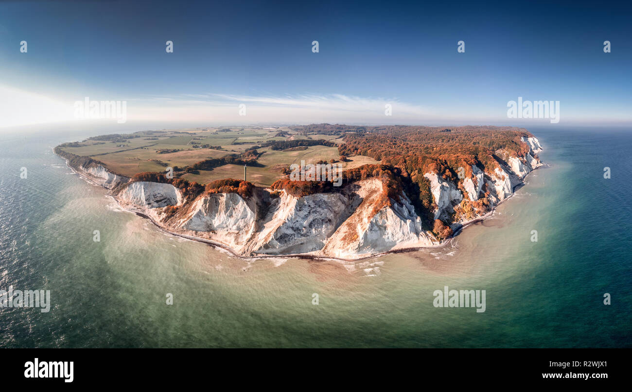Drone vista della piccola isola danese Møn situato nel Mar Baltico con le sue famose scogliere di gesso Foto Stock