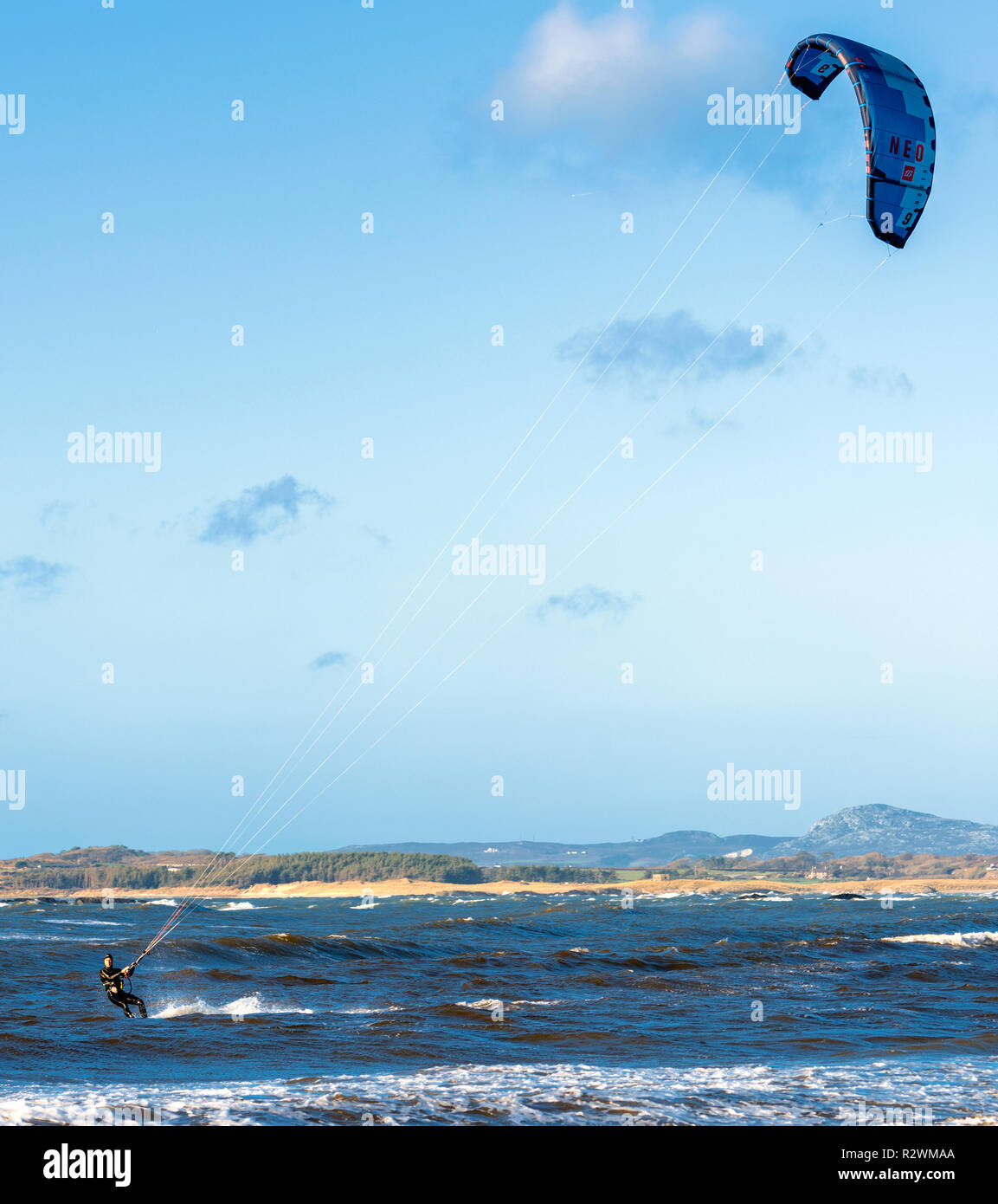 Un kite surfer a Rhosneigr, Angelesy, Galles, Regno Unito Foto Stock