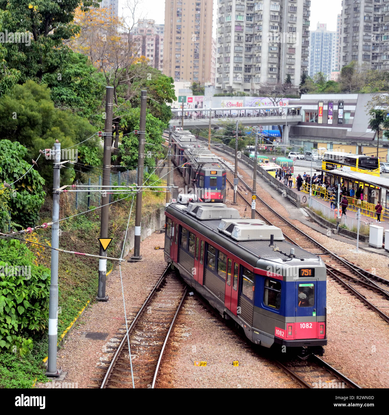 I tram della sistema di Ferrovia Leggera di salite su una pendenza in Tuen Mun, Hong Kong Foto Stock
