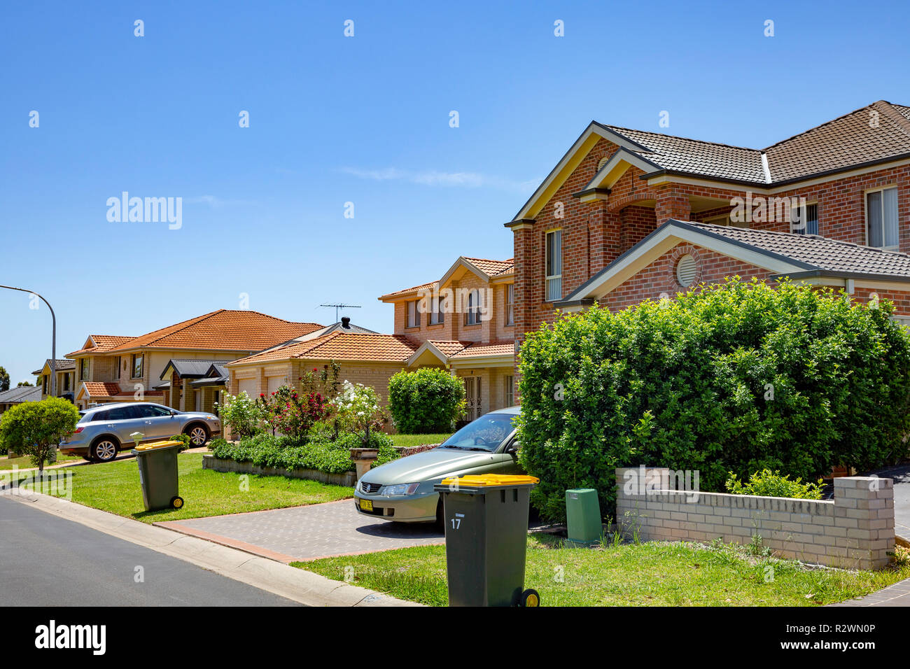 Strada di tipiche case australiano e giardini Parklea,sobborgo di Sydney , Australia Foto Stock