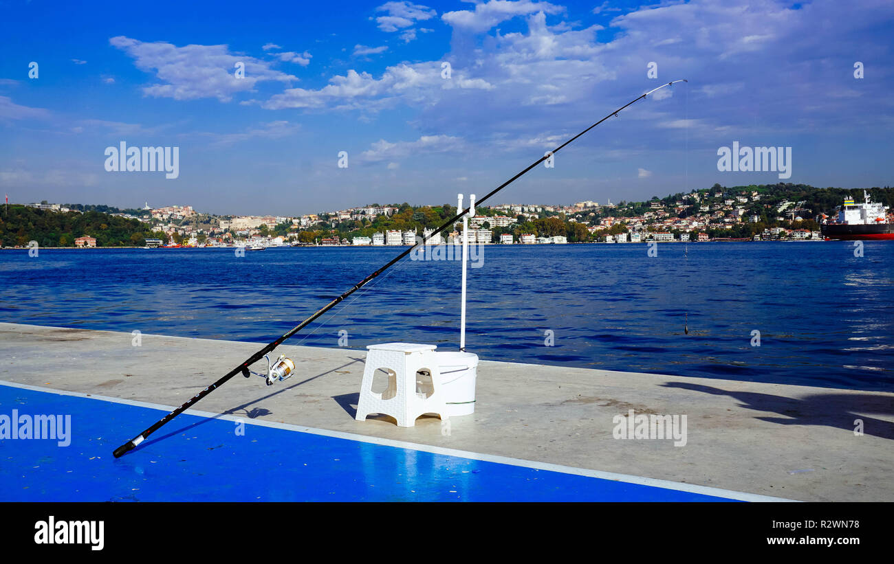 Un lone pesca polo in Bosphorus Istanbul, Turchia. Foto Stock