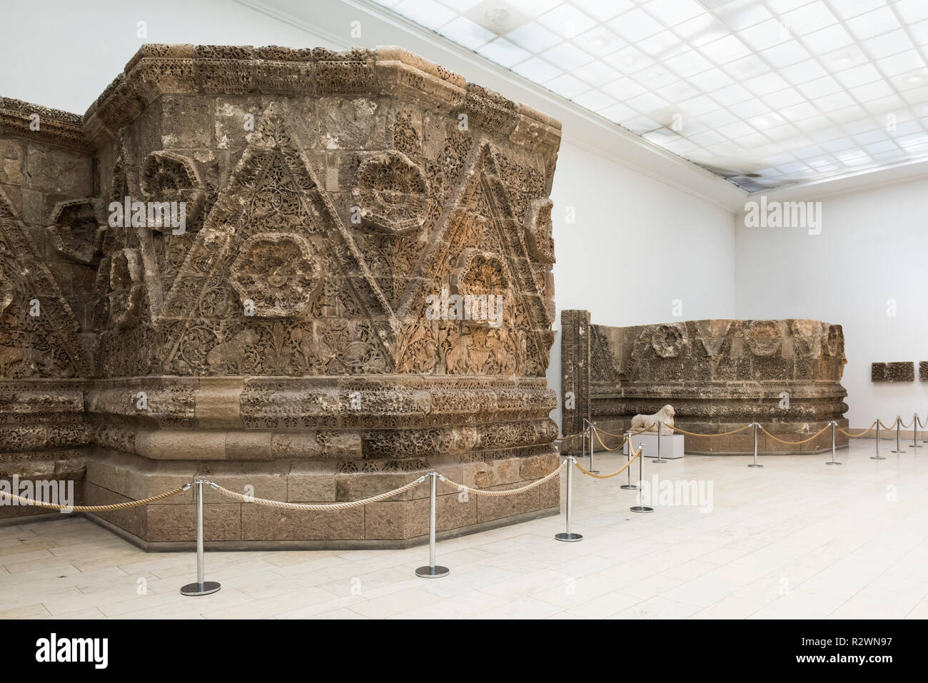 Berlino. Germania. Pergamon Museum. La Mshatta facciata, parte della decorazione del castello nel deserto la parete da un Umayyad palace di Qasr Al-Mshatta, costruito in Jorda Foto Stock