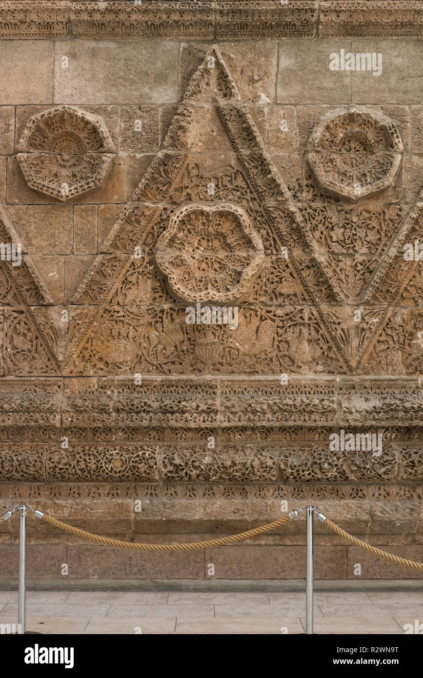 Berlino. Germania. Pergamon Museum. La Mshatta facciata, parte della decorazione del castello nel deserto la parete da un Umayyad palace di Qasr Al-Mshatta, costruito in Jorda Foto Stock