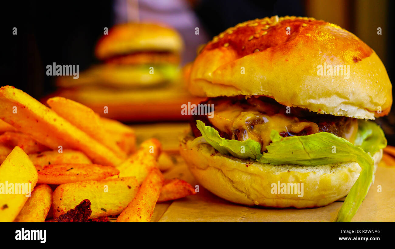 Hamburger e patatine fritte. Foto Stock