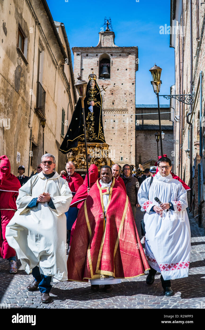 Processioni di pasqua nella strada del villaggio Penne, Italia, Europa. Foto Stock