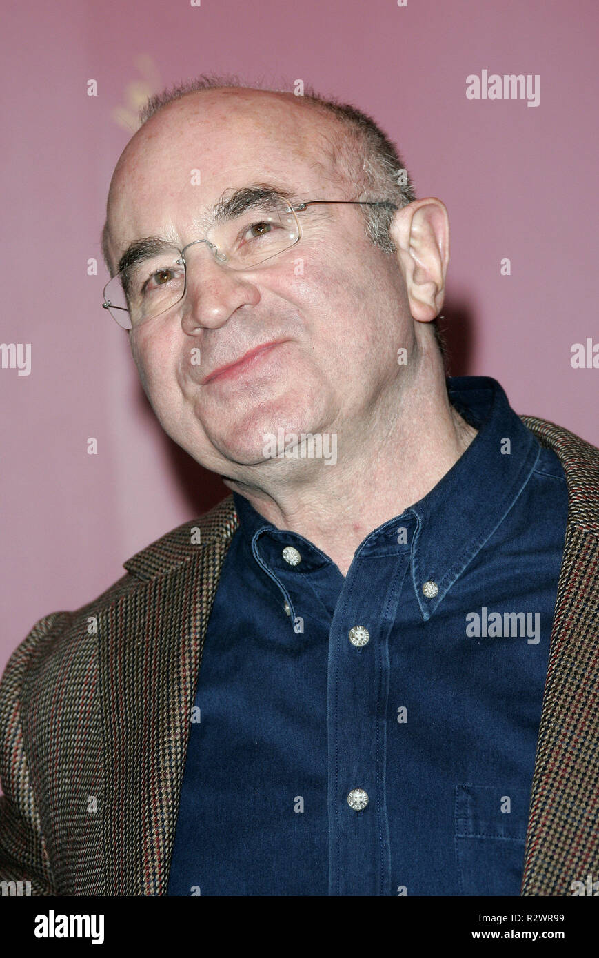 BOB HOSKINS al di là del mare PHOTOCALL 2005 IL FESTIVAL DEL CINEMA DI BERLINO BERLINO GERMANIA 13 Febbraio 2005 Foto Stock