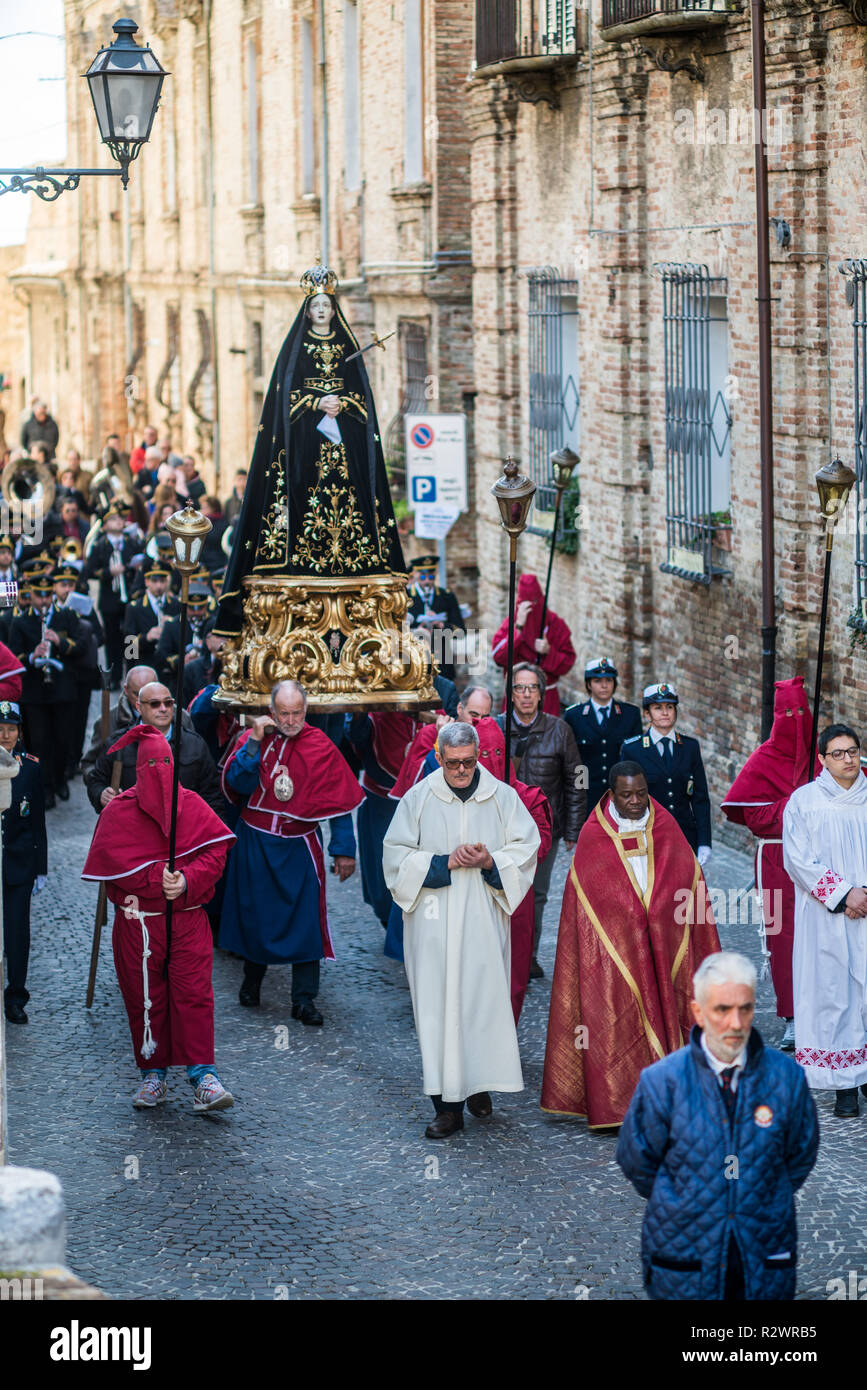 Processioni di pasqua nella strada del villaggio Penne, Italia, Europa. Foto Stock