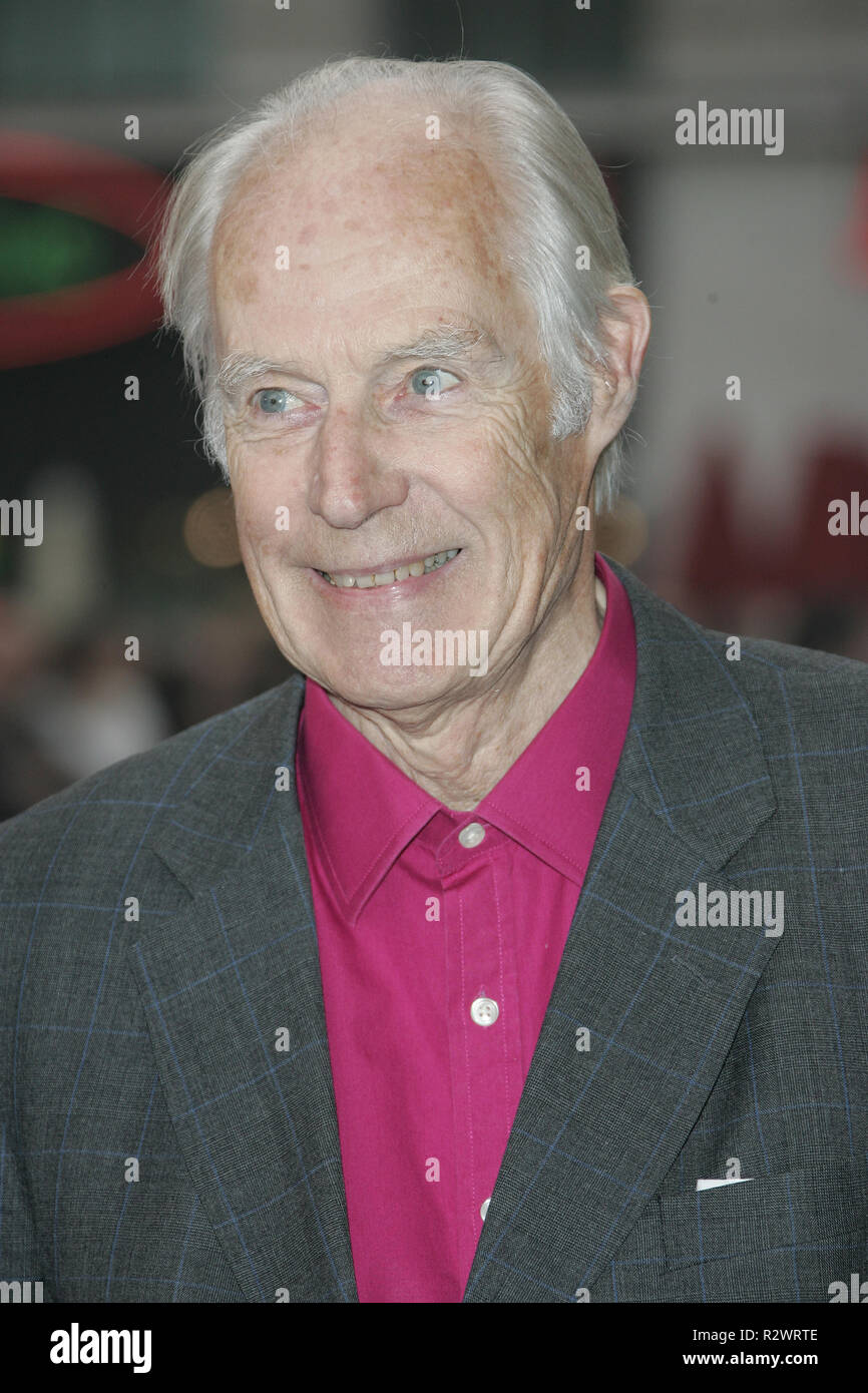 GEORGE MARTIN la guida del hitchhiker alla galassia PREMIERE CINEMA EMPIRE Leicester Square Londra 20 Aprile 2005 Foto Stock