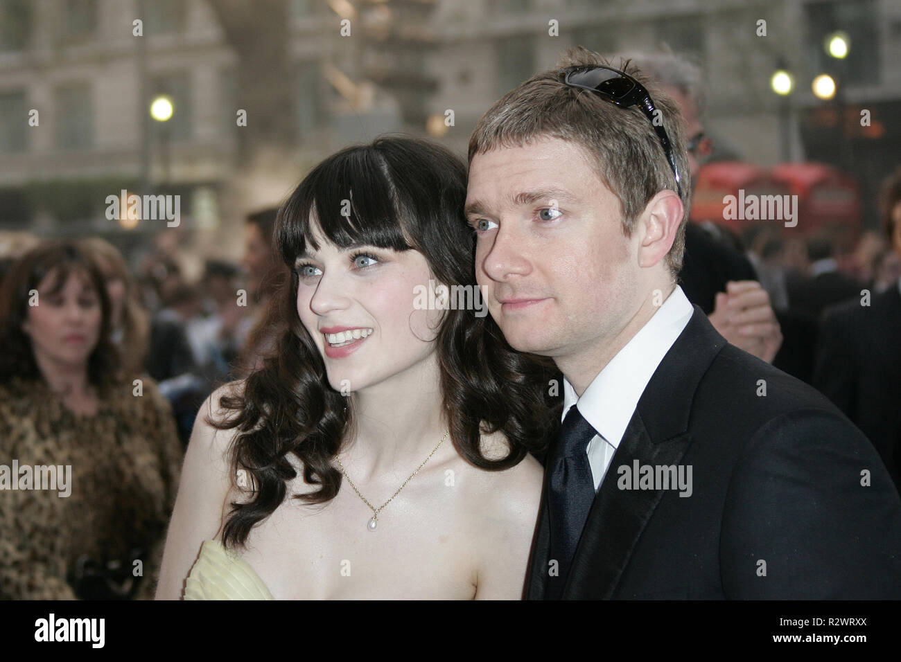 ZOOEY DESCHANEL & MARTIN FREEMAN la guida del hitchhiker alla galassia PREMIERE CINEMA EMPIRE Leicester Square Londra 20 Aprile Foto Stock