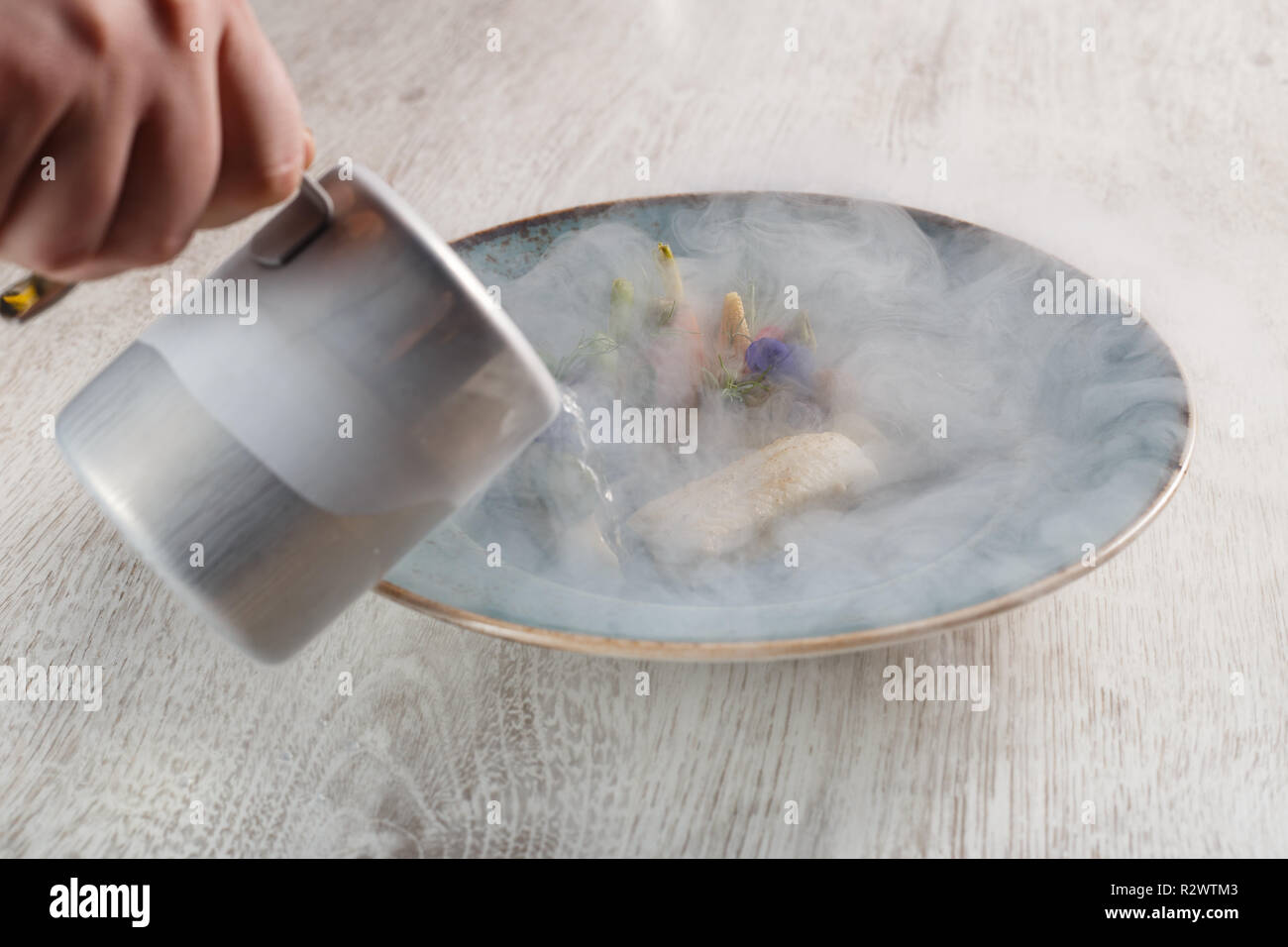 Moderno zuppa di pesce reinterpretazione raffreddato con azoto liquido Foto Stock
