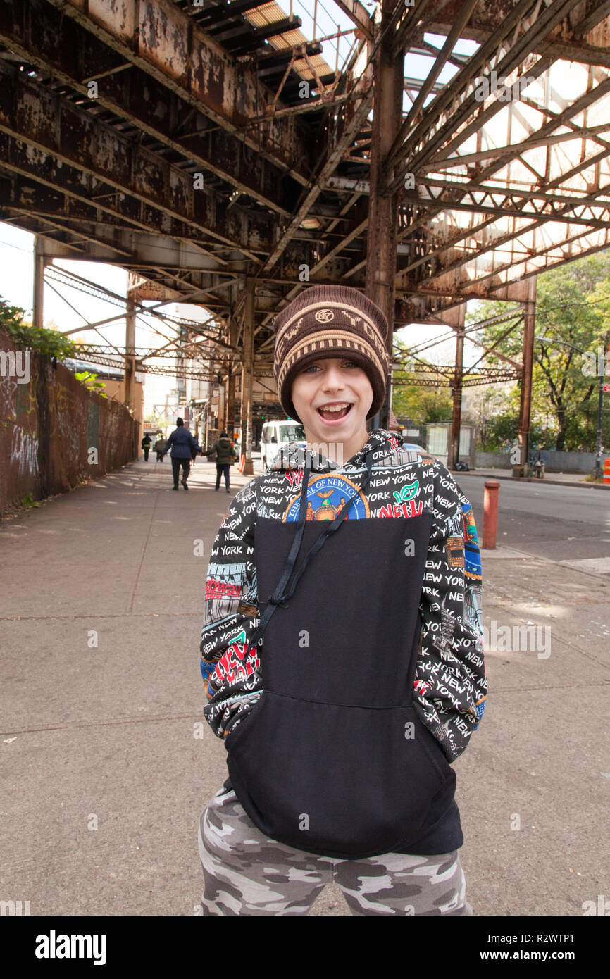 Bambino di nove anni a elevate di binari ferroviari, West Farms Square - E Tremont stazione Av, Bronx, New York , Stati Uniti d'America. Foto Stock
