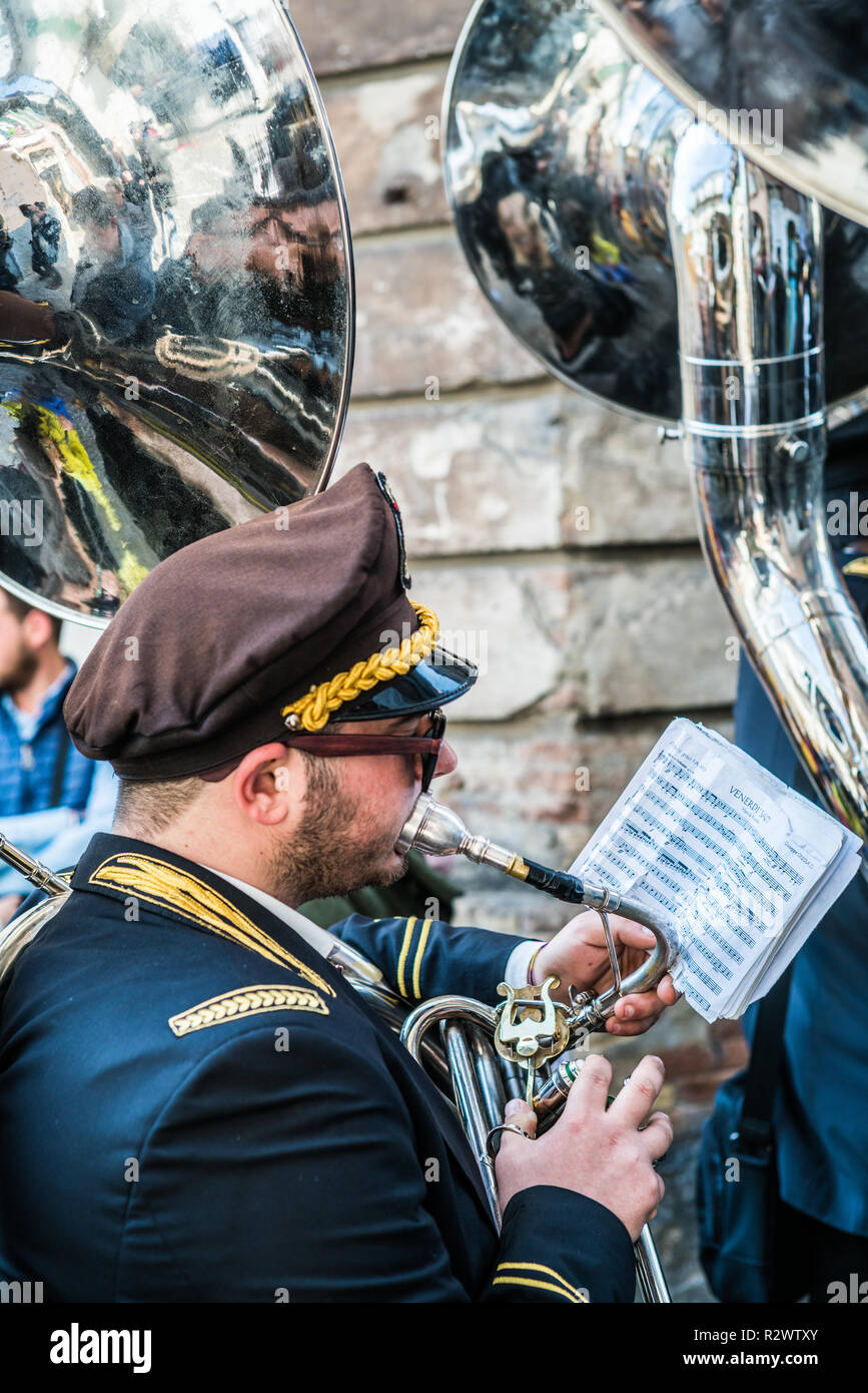 Processioni di pasqua nella strada del villaggio Penne, Italia, Europa. Foto Stock