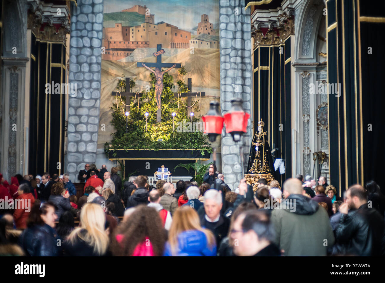 Processioni di pasqua nella strada del villaggio Penne, Italia, Europa. Foto Stock