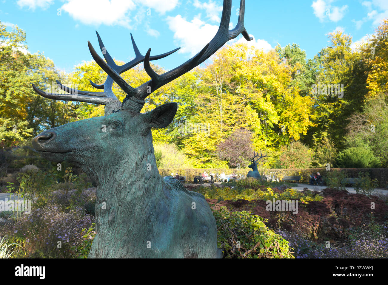 Berlino Germania - Scultura di un cervo nel parco di Tiergarten in autunno 2018 Foto Stock