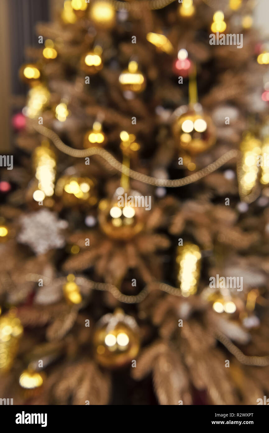 Natale Glitter Immagini.Blur Glitter Di Albero Di Natale Con Palline Dorate Coni Garland Su Sfondo Sfocato Festive Decorazioni E Ornamenti Natale E Anno Nuovo Vacanze Felici Celebrazione Del Concetto Foto Stock Alamy