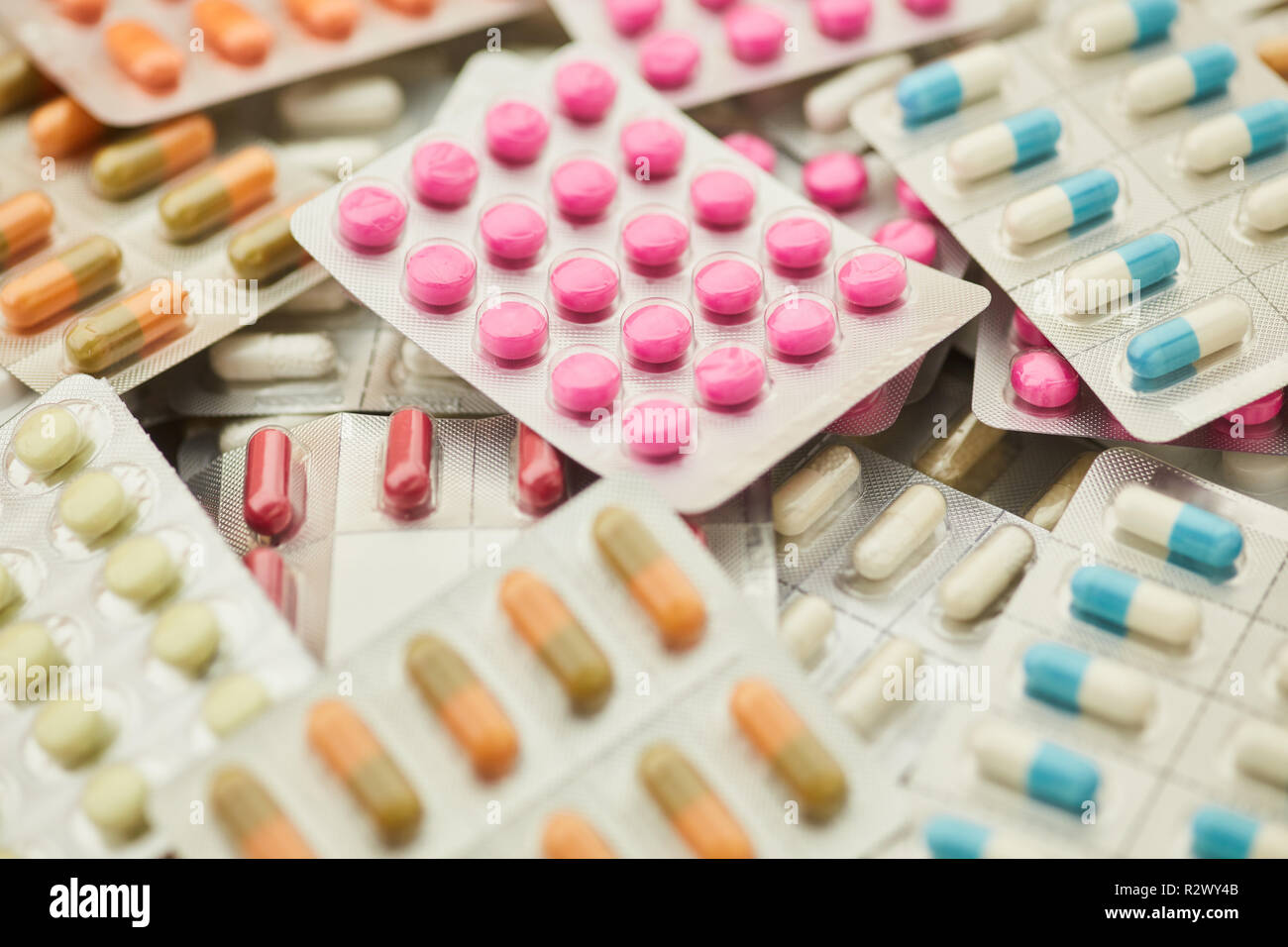 Molte colorate pastiglie e medicinali in confezioni blister su una pila  Foto stock - Alamy