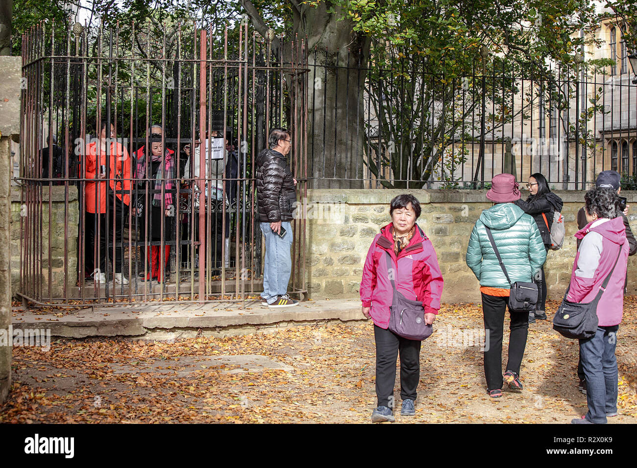 Uno di una serie di (20) le immagini relative alla città di Oxford. Visualizzati qui sono i turisti cinesi in uscita Merton College. Foto Stock