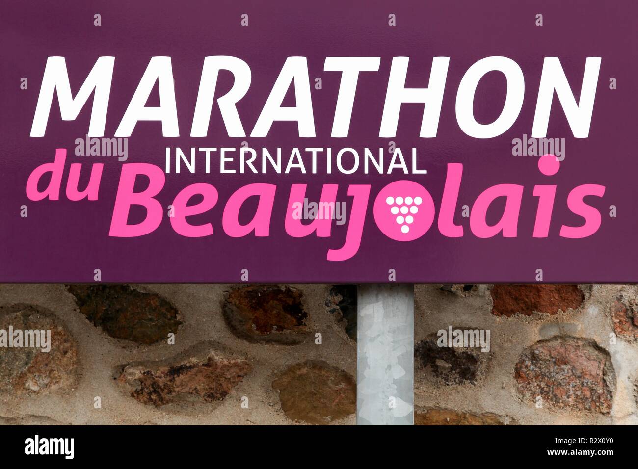 Fleurie, Francia - 8 Novembre 2018: Cartello annunciando la maratona internazionale di Beaujolais in Francia Foto Stock