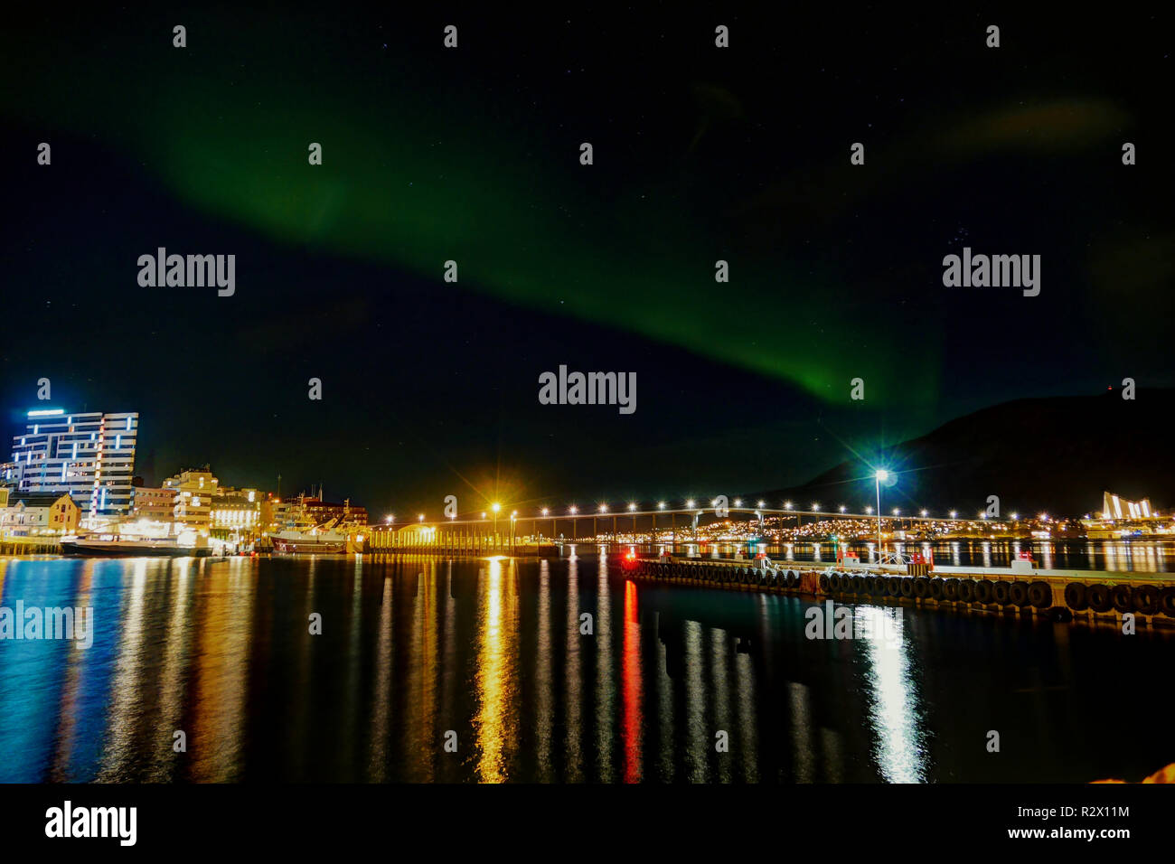 Belle luci del nord oltre a Tromsø di notte, Norvegia Foto Stock