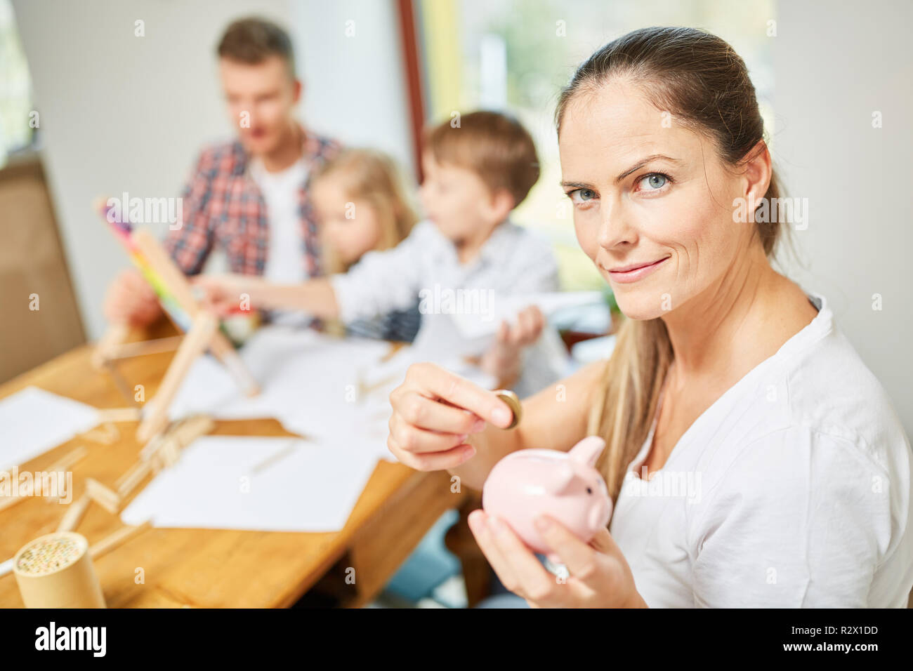 Donna con salvadanaio come un simbolo di austerità quando il finanziamento della casa dei sogni Foto Stock