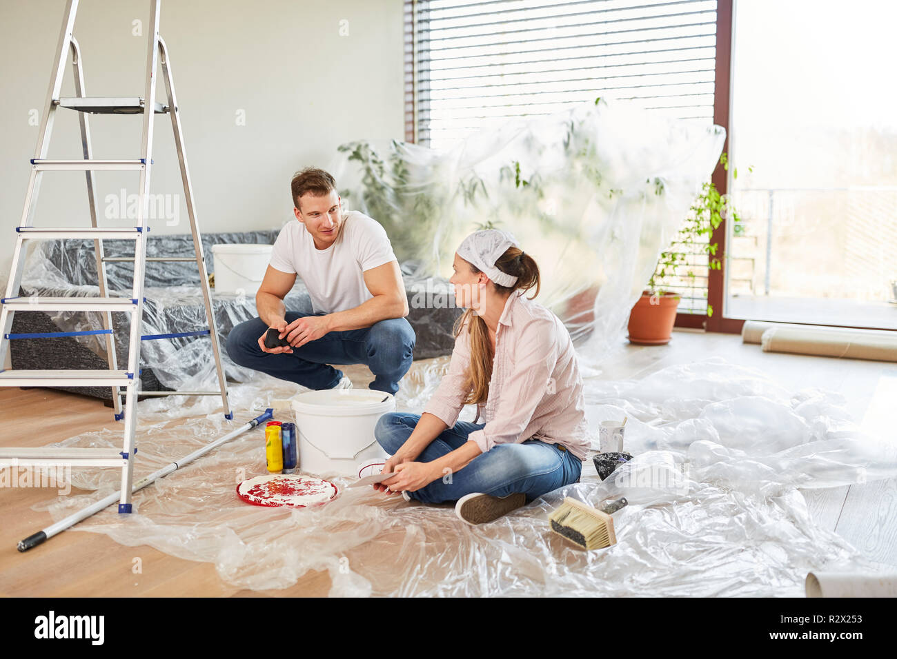 Coppia giovane come un tuttofare al rinnovamento nella nuova casa come home Foto Stock