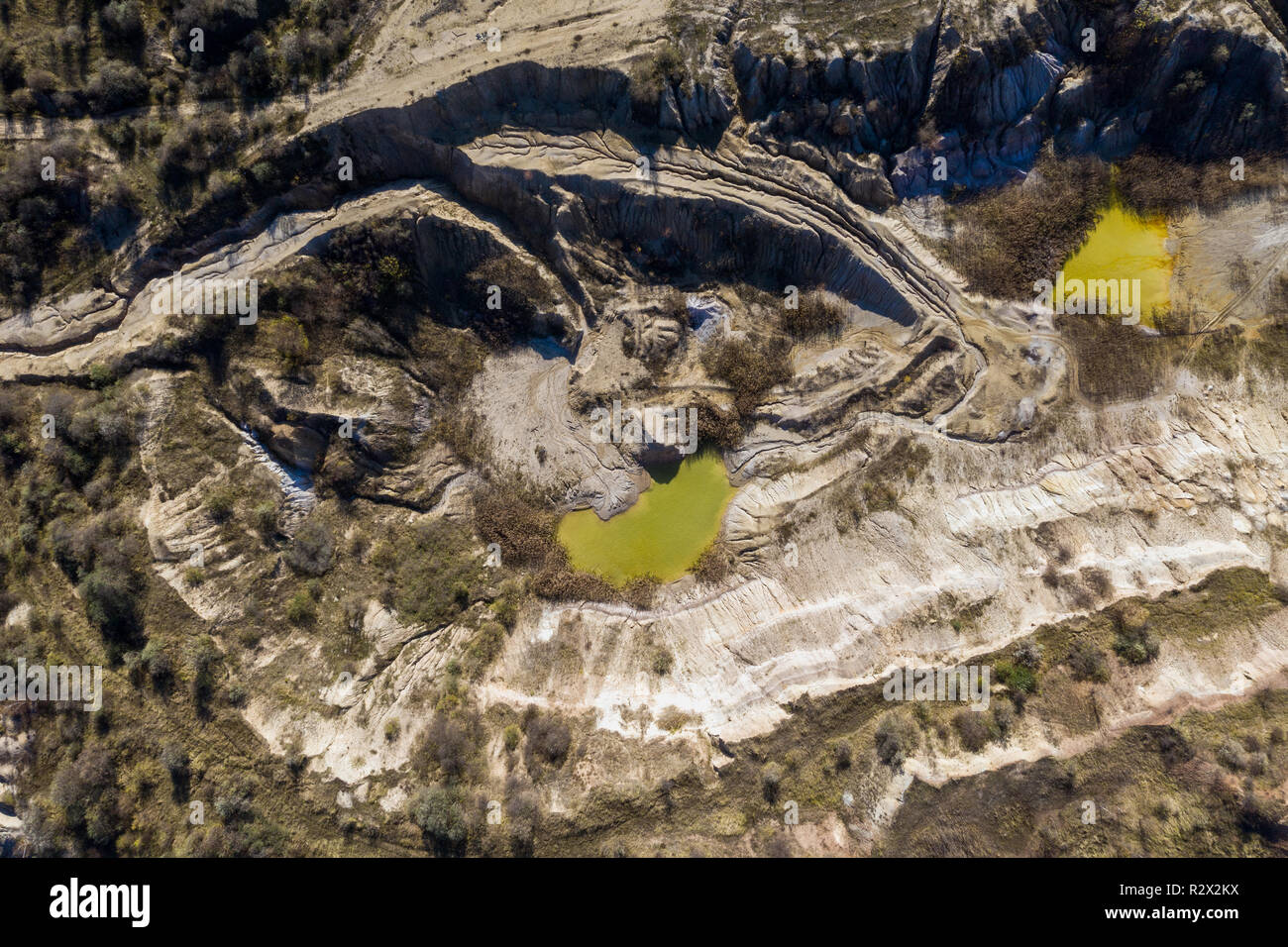 Industriale paesaggio minerario da un drone. Vista aerea di un abbandonata miniera a cielo aperto, inquinamento della natura Foto Stock